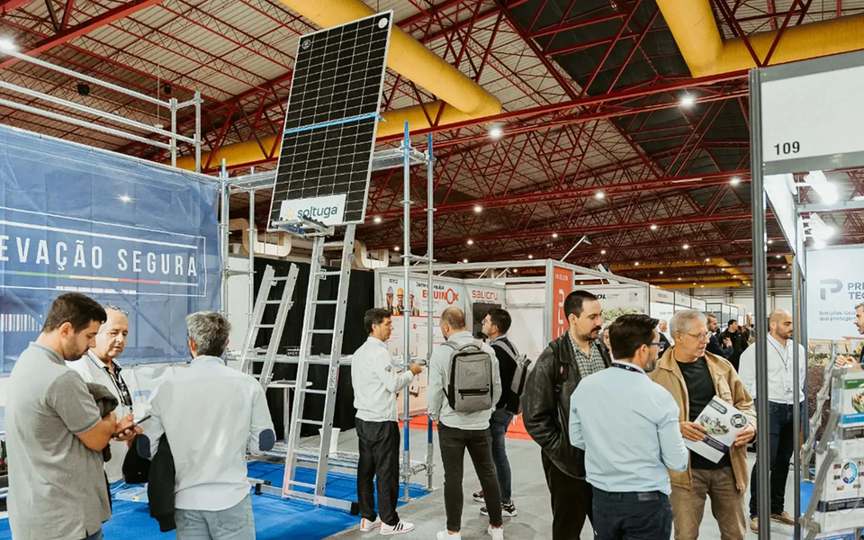 Público visita feira de tecnologia sustentável em Viana do Castelo, com destaque para painéis solares e soluções de energia limpa.