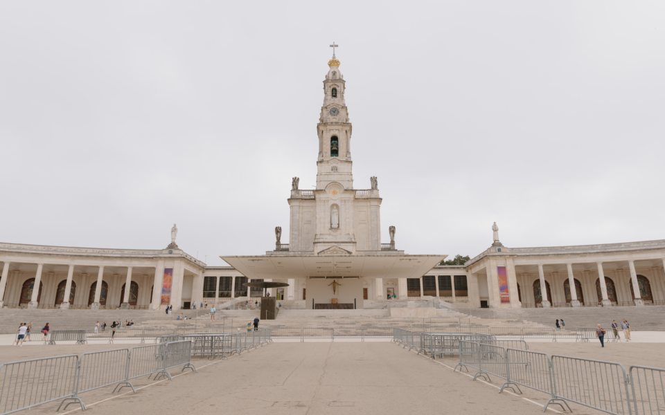 Frontal view of Fátima Sanctuary with the Basilica and colonnades