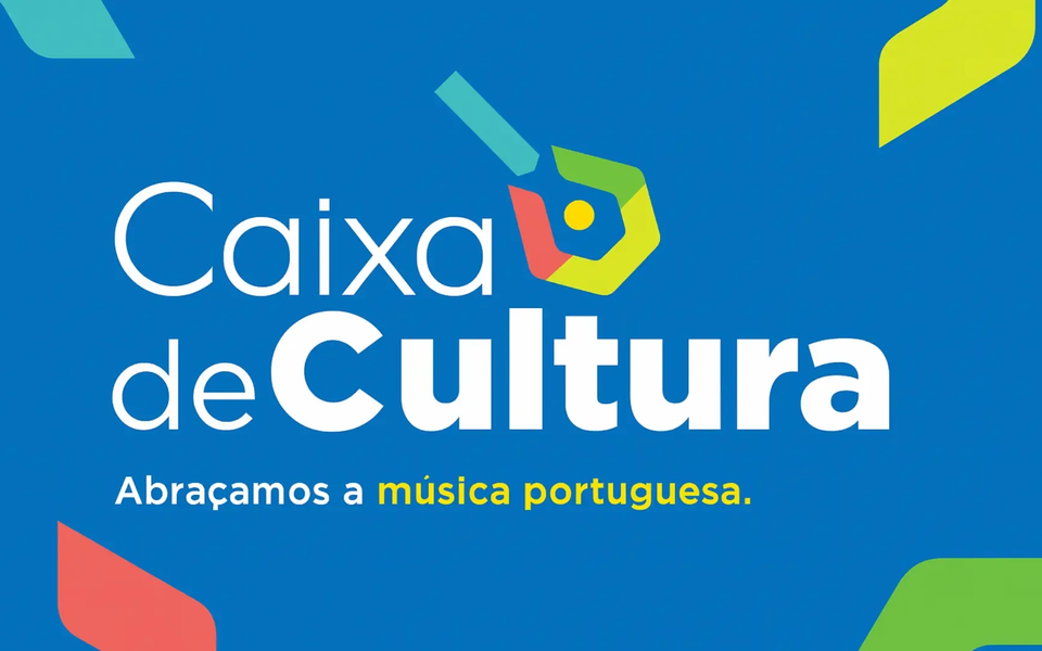Logótipo da iniciativa Caixa de Cultura com o slogan "Abraçamos a música portuguesa", sobre fundo azul e elementos gráficos coloridos.