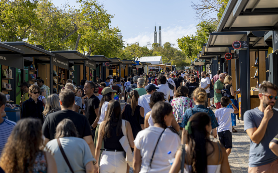 Hundreds of visitors walking along the main path of the Lisbon Book Fair 2025