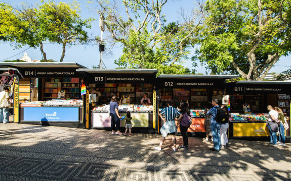 Side-by-side stands of small publishers and book lovers at the Lisbon Book Fair