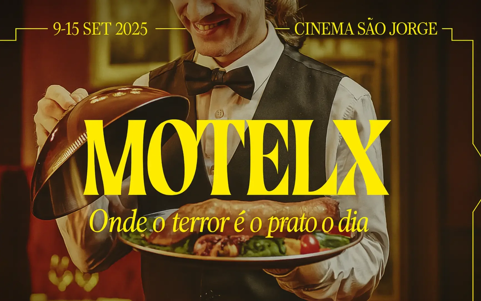 Smiling waiter serving a covered dish with the text 'MOTELX – Onde o terror é o prato do dia', promoting the 2025 Lisbon horror film festival at Cinema São Jorge.