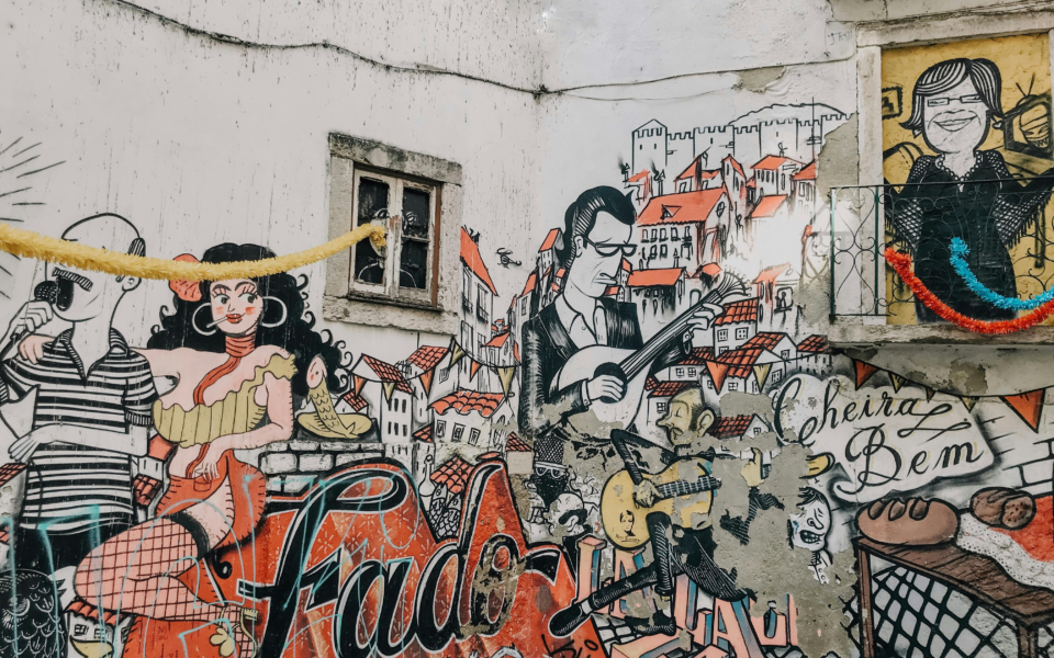 Fresque murale colorée représentant le fado et des scènes de la vie à Alfama